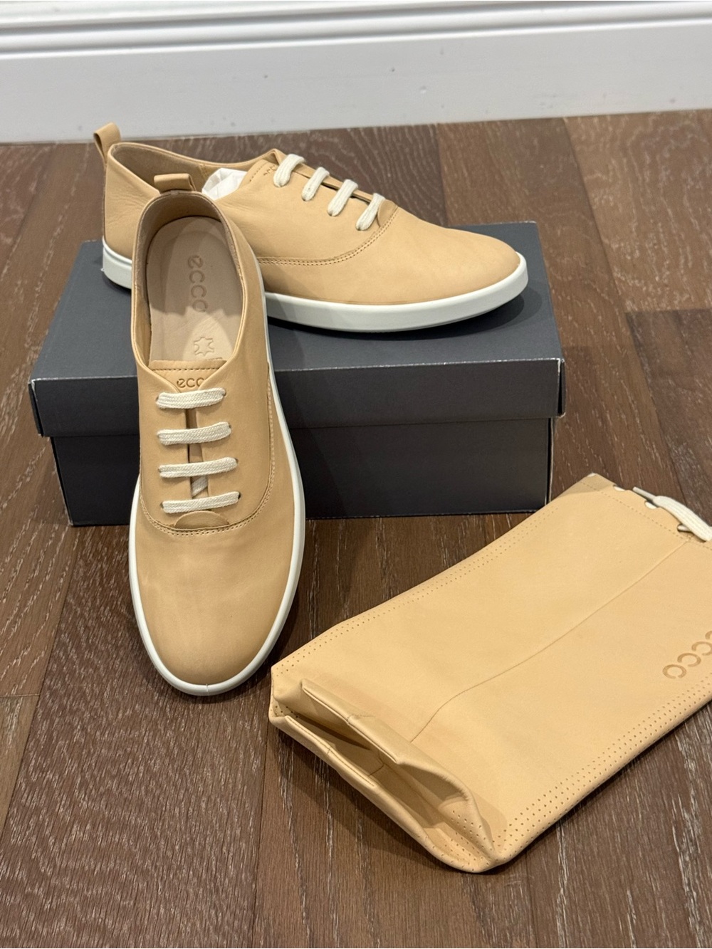 ECCO  Casual Soft Leather Lace-Up Sneakers With Leather Travel Bag